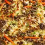 Mehevä juustoinen jauheliha-perunavuoka – valmis 60 min