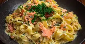 Kermainen savulohi-Koskenlaskija-pasta - vain 5 ainesosaa