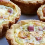 Kinkku-aurajuustopiiraset muffinssipellillä kinkun ja aurajuuston kanssa