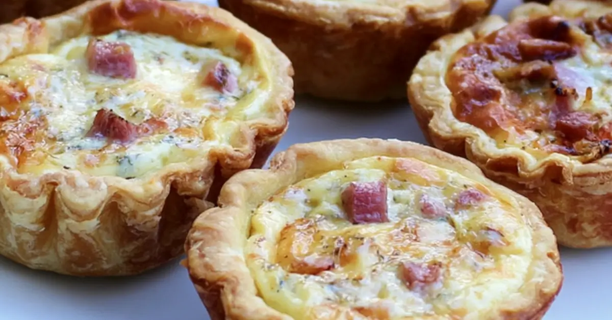 Kinkku-aurajuustopiiraset muffinssipellillä kinkun ja aurajuuston kanssa