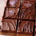 Mokkapalat mustalla kuorrutteella ja nonpareleilla valkoisella lautasella