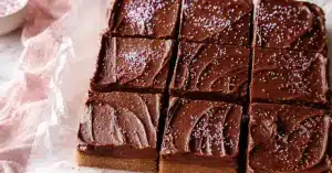 Mokkapalat mustalla kuorrutteella ja nonpareleilla valkoisella lautasella