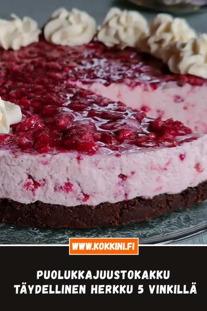 puolukkajuustokakku lähikuva annoksesta