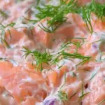 Kesäpöydän savulohiviettelys kulhossa tuoreen tillin kera