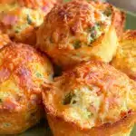 Suolaiset muffinssit aperitiiviksi kinkulla ja juustolla