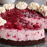 Puolukkajuustokakku browniespohjalla koristeltuna tuoreilla puolukoilla