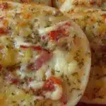 Minipizzat pellillä kinkku-ananas ja tomaattitäytteillä