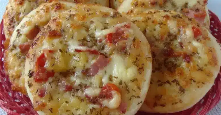 Minipizzat pellillä kinkku-ananas ja tomaattitäytteillä