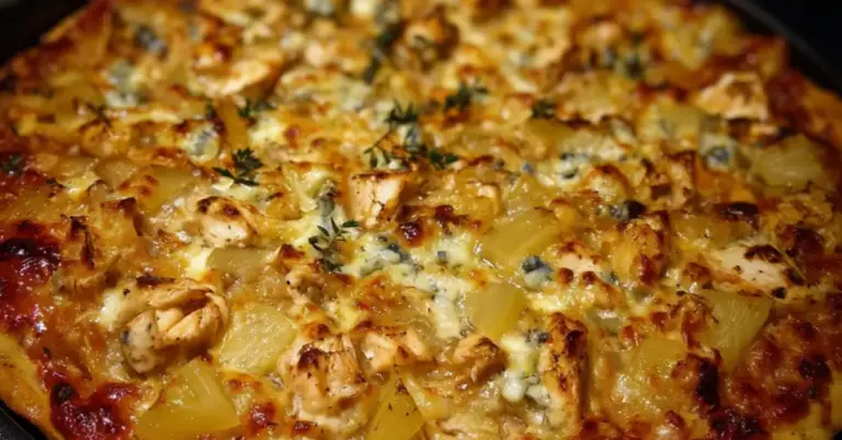 Täyteläinen pannupitsa rapeilla reunoilla leikattuna pellillä