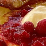 Kultainen uunipannari kardemummalla koristeltuna tuoreiden marjojen kera