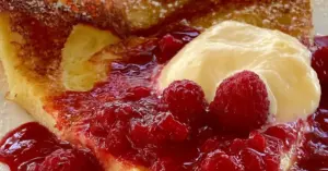 Kultainen uunipannari kardemummalla koristeltuna tuoreiden marjojen kera