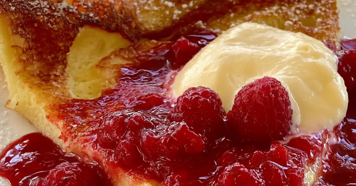 Kultainen uunipannari kardemummalla koristeltuna tuoreiden marjojen kera