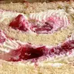 mansikka-mascarponekääretorttu valmiina tarjoiltavaksi
