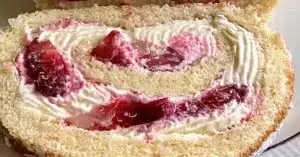 mansikka-mascarponekääretorttu valmiina tarjoiltavaksi