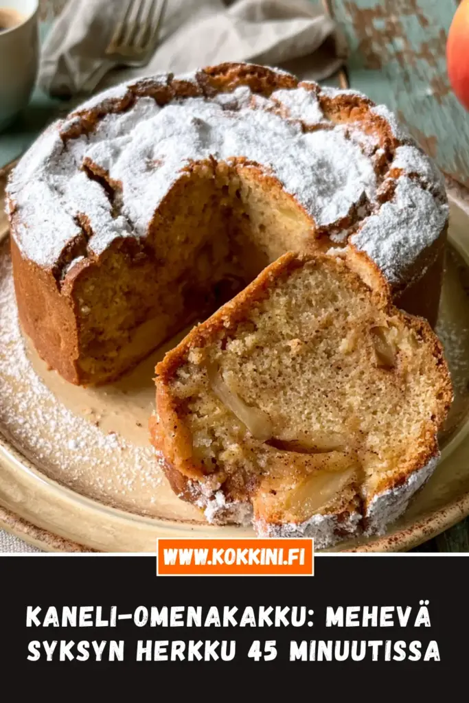 kaneli-omenakakku lähikuva annoksesta