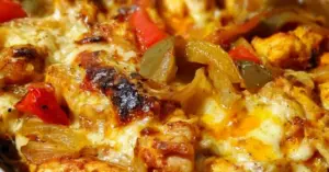 Mehevä uunifajita broilerista ja paprikoista uunivuoassa