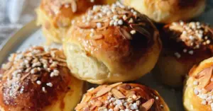 Pehmeät ja herkulliset kotitekoiset pullat raesokerilla koristeltuna