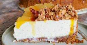 Omena-cheesecake suolakinuskilla ja rapealla murulla koristeltuna kakkurengasvuokassa